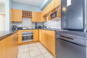 Microondas, horno, parrilla de estufa y lavavajillas 