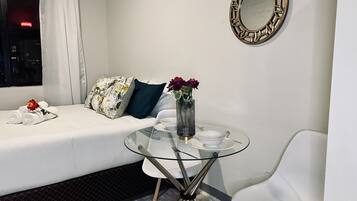 1 camera, una scrivania, insonorizzazione, ferro/asse da stiro