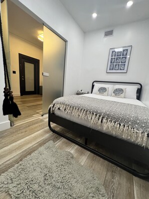 2 habitaciones, tabla de planchar con plancha, wifi y ropa de cama 