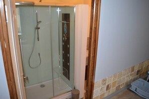 Combined shower/bathtub, hair dryer - Spacious stone village house in Puivert (Puivert)