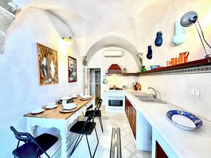 Réfrigérateur, four, cafetière/bouilloire, grille-pain