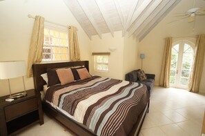 1 Schlafzimmer, Zimmersafe, Schreibtisch, Bügeleisen/Bügelbrett