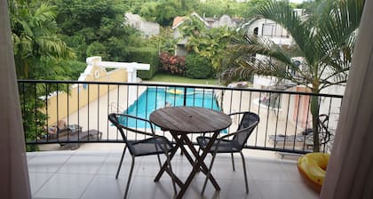 Springcourt 2 - 1 BR condo near beaches W/POOL