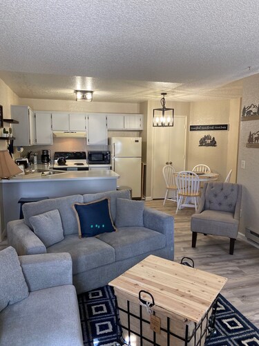 2 bed 2 bath, Cozy White Mountain Condo – Single Level, Upstairs Unit!!