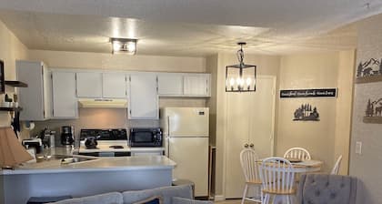 2 bed 2 bath, Cozy White Mountain Condo – Single Level, Upstairs Unit!!