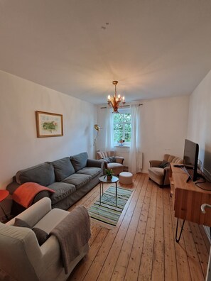 Smart-TV, Bücher, Stereoanlage