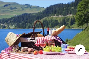 Outdoor dining - Lovely renovated Cottage in Puivert (Puivert)