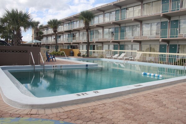 Outdoor pool - Cruise Port Inn (Cocoa)