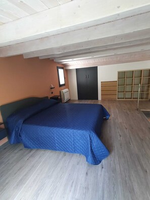 1 soverom, skrivebord, strykejern/-brett og reiseseng for barn
