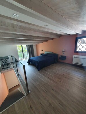 1 soverom, skrivebord, strykejern/-brett og reiseseng for barn