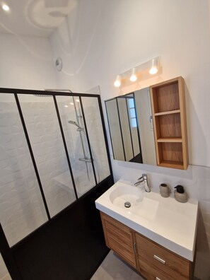 Shower, hair dryer, towels - Beautiful house with pool and garden in La Noue (Sainte-Marie-de-Ré)