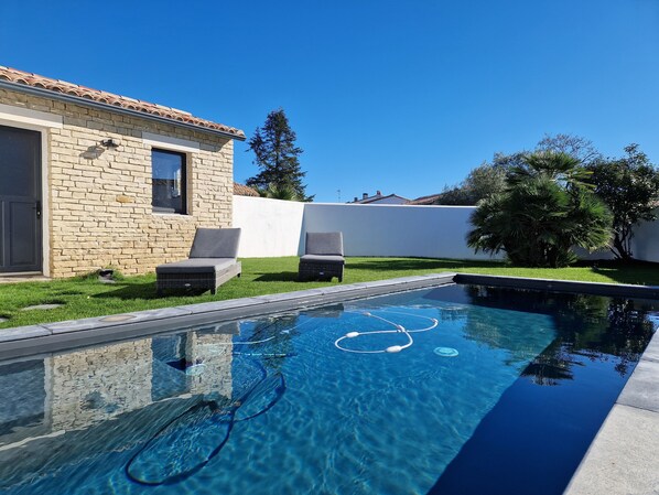 Outdoor pool, a heated pool - Beautiful house with pool and garden in La Noue (Sainte-Marie-de-Ré)