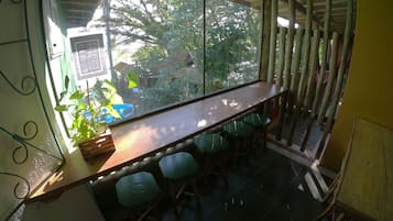 Refrigerador em uma área comum, micro-ondas em uma área comum