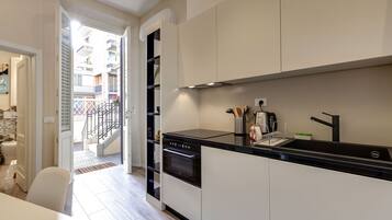 Fridge, stovetop, coffee/tea maker, electric kettle