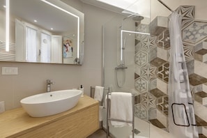 Douche, sèche-cheveux, bidet, serviettes fournies
