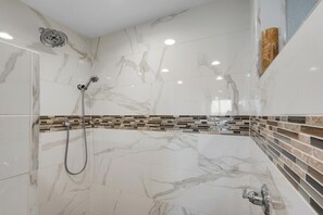 Badewanne, Haartrockner, Handtücher, Seife
