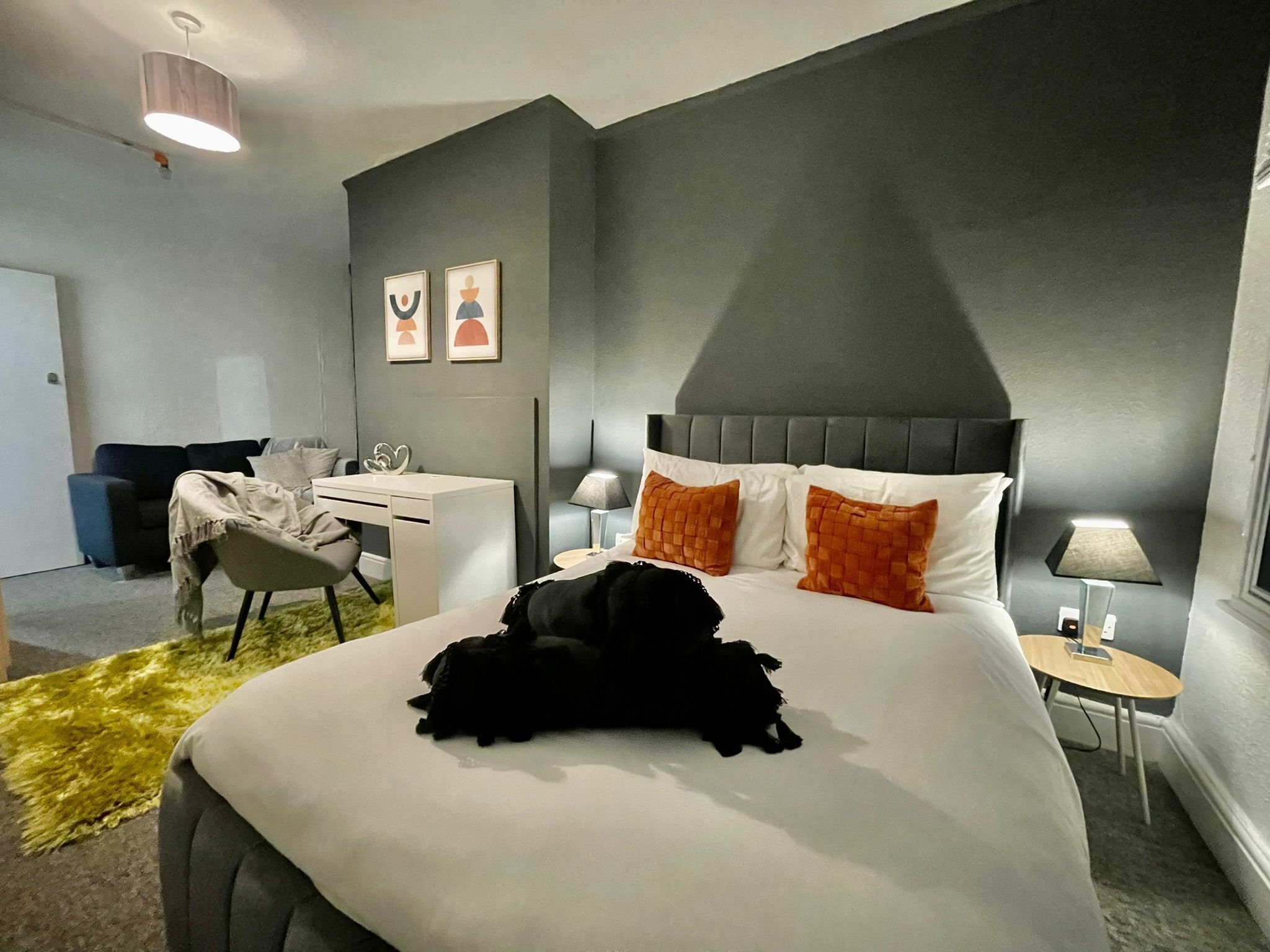 مكتب ومساحة عمل للكمبيوتر المحمول ومكواة/لوح كي وواي فاي مجانًا