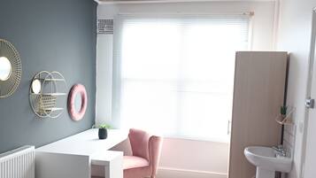 Double Room | Bathroom | Shower, rainfall showerhead, towels, soap