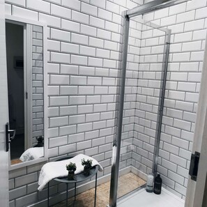 Double Room | Bathroom | Shower, rainfall showerhead, towels, soap - Molly Central House (Brighton)