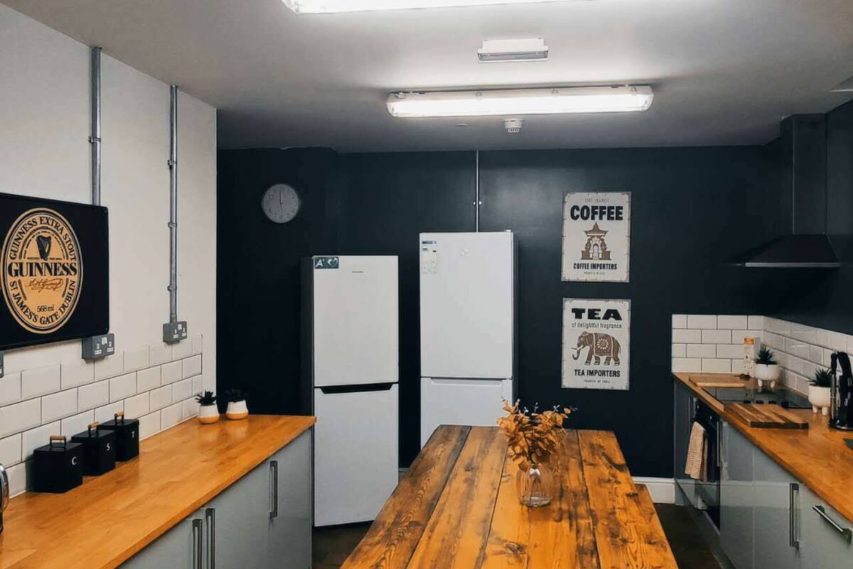 Full-sized fridge, microwave, oven, dishwasher