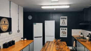 Full-size fridge, microwave, oven, dishwasher