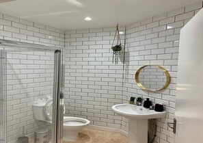 Douche, douche cascade, serviettes fournies, savon