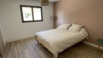 4 slaapkamers, een strijkplank/strijkijzer, beddengoed