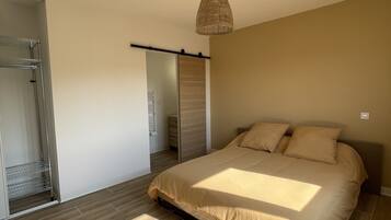 4 chambres, fer et planche à repasser, draps fournis