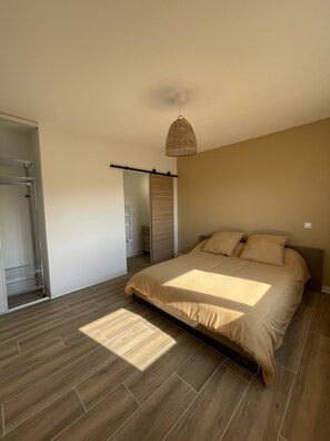 4 chambres, fer et planche à repasser, draps fournis