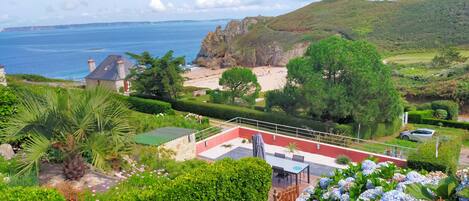 Une propriété située sur la côte, dotée d’une terrasse, d’une vue sur la mer et d’un jardin aménagé.