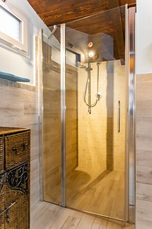 Bruser, hårtørrer, bidet, håndklæder