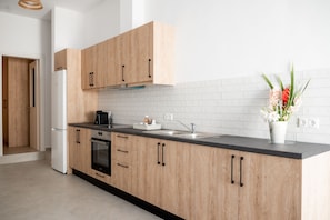 Apartamento júnior | Cozinha privada | Geladeira grande, fogão, cooktop, máquina de café expresso