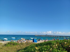 Beach nearby, sun-loungers, beach towels