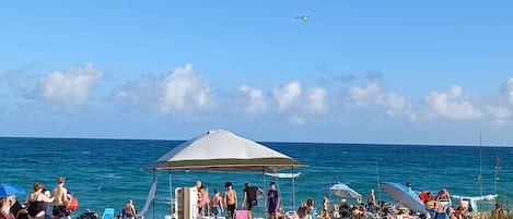 Beach nearby, sun loungers, beach towels