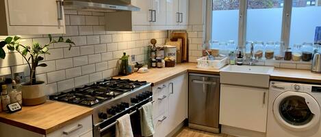 Een koelkast, een magnetron, een oven, een kookplaat