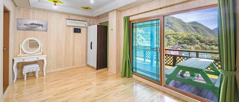 Basic Room, 1 Bedroom (Pungyouiyeosin lea) | 1 bedroom, free WiFi