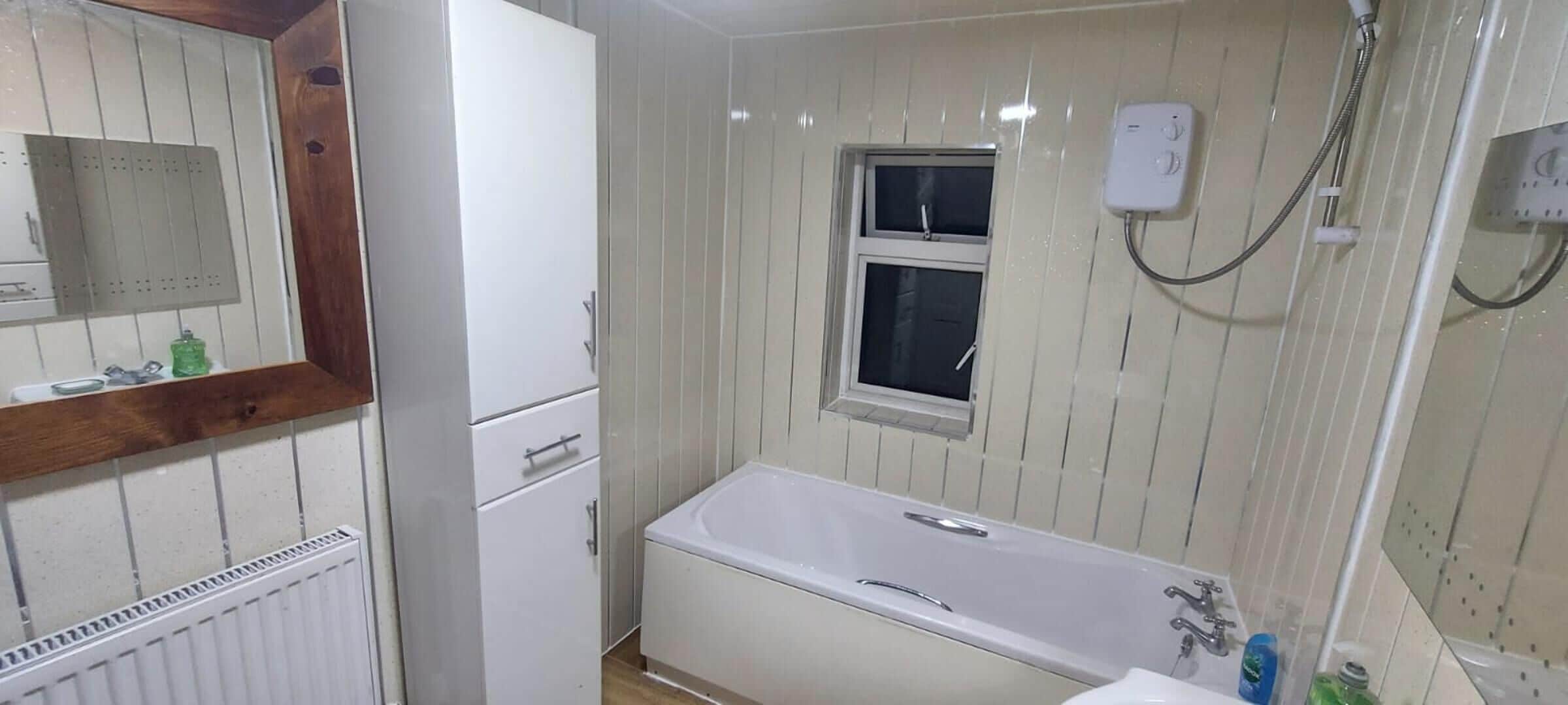 Apartment, Multiple Beds | Bathroom | Combined shower/bathtub, deep-soaking bathtub, towels