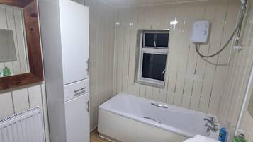 Apartment, Multiple Beds | Bathroom | Combined shower/bathtub, deep-soaking bathtub, towels