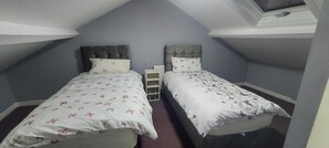 Apartamento, várias camas | 2 quartos, Wi-Fi de cortesia, roupa de cama