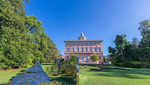 A large building with a central dome, surrounded by well-maintained lawns and trees. - Icon H 405 Suite Business (Lugano)
