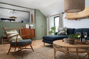 Een televisie, een open haard en boeken