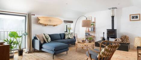 Televisie, een open haard en boeken