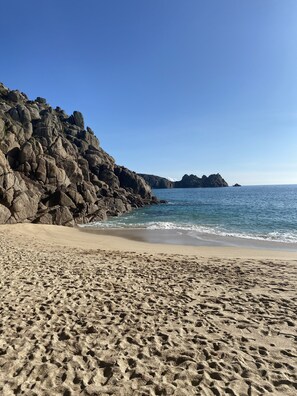 Beach nearby - Cosy barn, walk to 3 beaches (Porthcurno)