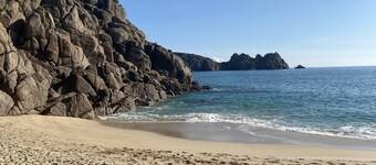 Cosy cottage, walk to Porthcurno & Pedn Vouder beach, Minack theatre & PK Museum