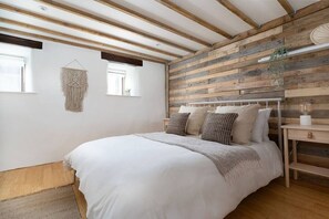 2 bedrooms, iron/ironing board, free WiFi, bed sheets - Cosy barn, walk to 3 beaches (Porthcurno)