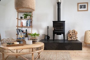 Interior - Cosy barn, walk to 3 beaches (Porthcurno)