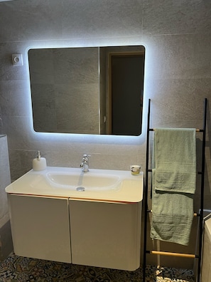 Badewanne, Haartrockner, HandtĂŒcher, Toilettenpapier