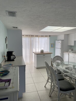 Kylskåp, mikrovågsugn, ugn och spishäll