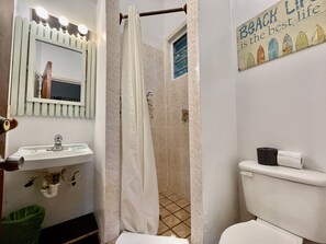 淋浴设施、吹风机、毛巾、肥皂