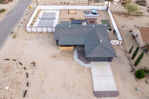 Exterior - Vista del Valle 🌵 Pickleball + Pitch&Putt + Hot Tub + Pool (Joshua Tree)